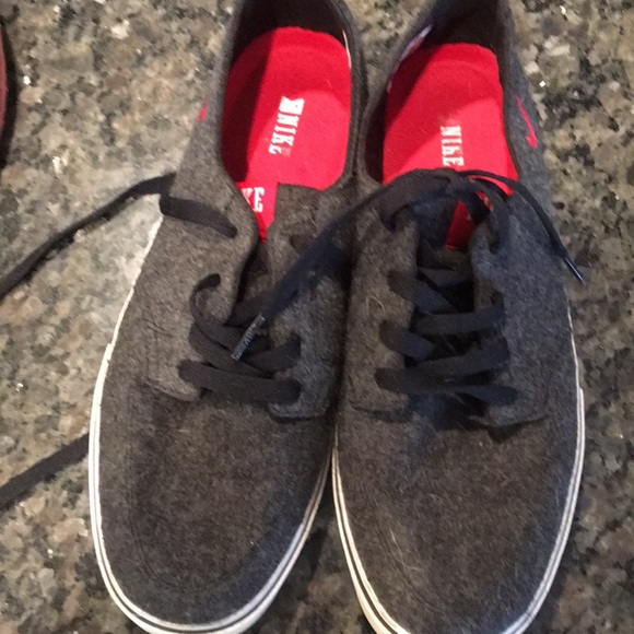 Nike shoes - Picture 2 of 4